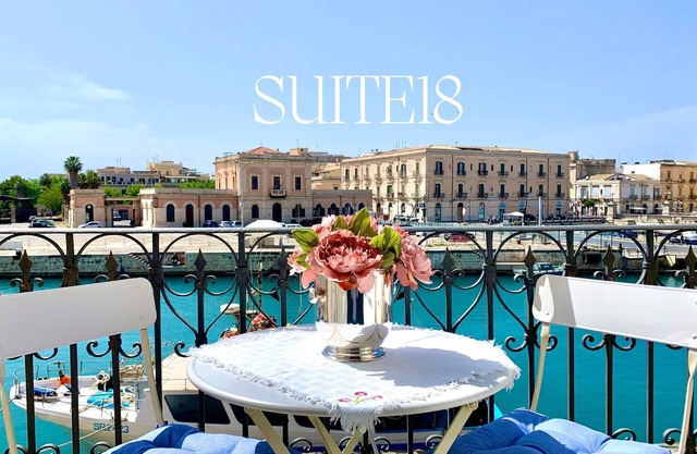 Charming Sea-View Hideaway in Ortigia. WiFi, Lift and 2 Bikes. Pet-friendly.