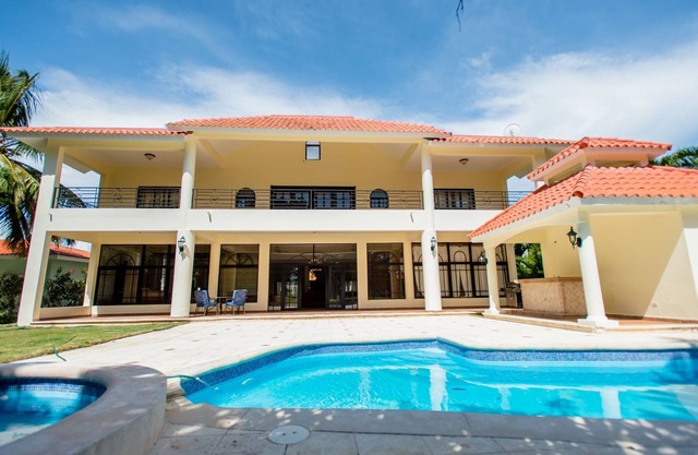 Charming,Spacious 5-bedroom villa in charming Metro Juan Dolio with WiFi, AC