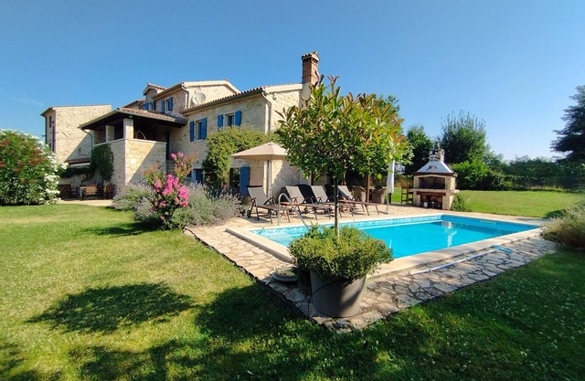 Charming stone house, private pool in a quiet location