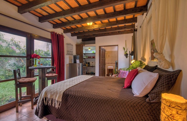 Charming Studio just Outside Antigua Guatemala with A/C and Parking