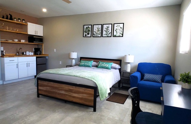 Charming studio in fabulous University Pines-Sarasota