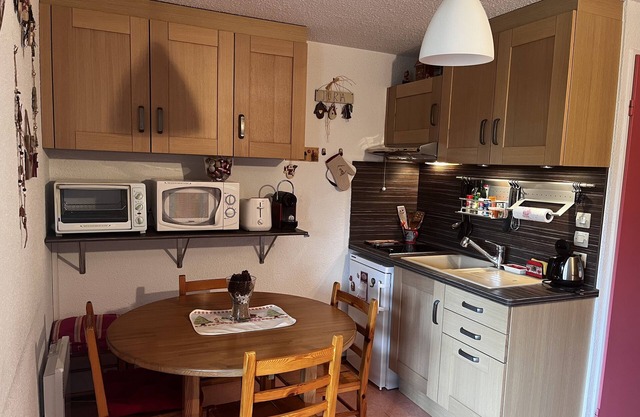 Charming studio in mid-mountain location, 1/2 ground floor, very quiet residence.