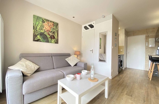 Charming Studio in La Baule with Balcony, Private Parking, Near Avenue de Gaulle