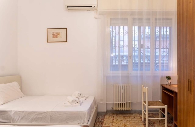 Charming studio in Roma with AC, WiFi, WASHING MACHINE for upto 3 person.