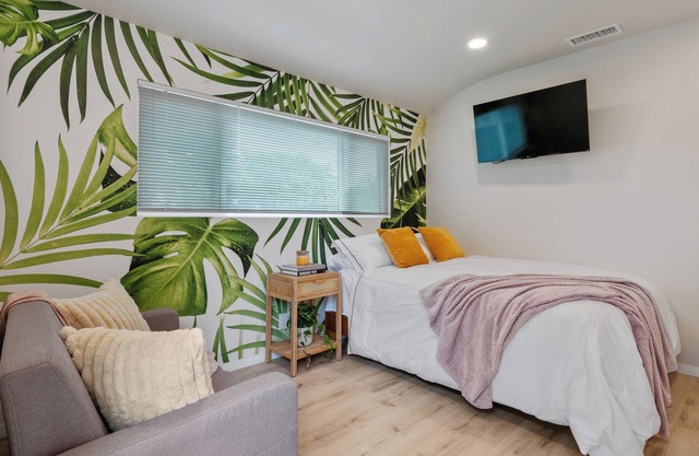 Charming studio near UCR, Downtown & plazas