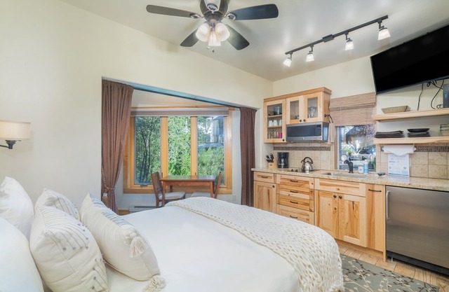 Charming Studio Steps from River | Kitchenette, Hot Tub,