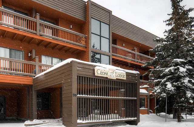 Charming studio w/shared lounge and hot tub! One block from Downtown!