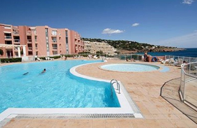 Charming studio with pool and sea view for 4 people in Garden Floor