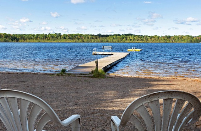 Charming suite w/ shared tennis, boat docks, free WiFi - dogs welcome!