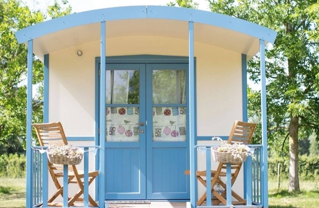 Charming Tiny House in a quiet location, close to nature, Vichy and Moulins and Le Pal