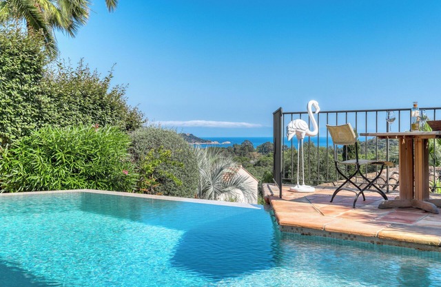 Charming tropical-style villa, 4* with sea view, 800m from the beach