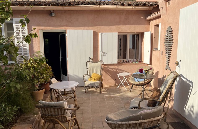 Charming typical villa, 95 m2, inside flowered garden, 3 terraces, climatisatio.