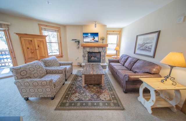 Charming Unit Fireplace, Walk to Slopes, Hot Tub
