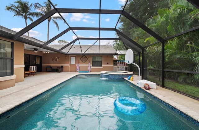 Charming, updated and relaxing 4-bedroom house with a pool in lovely Wellington