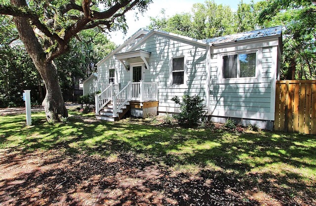 Charming updated 2 Bedroom Beach Cottage. Walk to the Beach! Pet Friendly