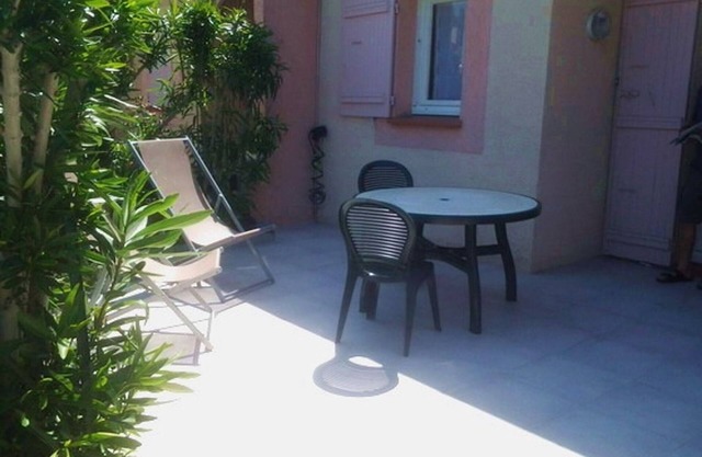 Charming Villa: A/C, 3 Rooms, Sleeps 5, Near Beach & Center