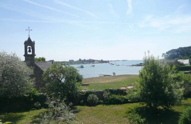 Charming villa in Saint-Philibert (close to Carnac) directly by the sea. 3*rated