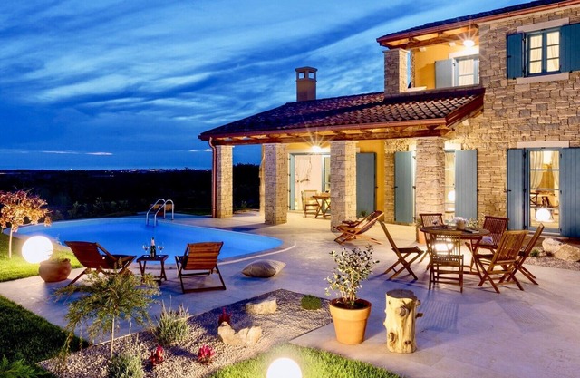 Charming villa LA PERLA with pool, jacuzzi and sea view near Umag