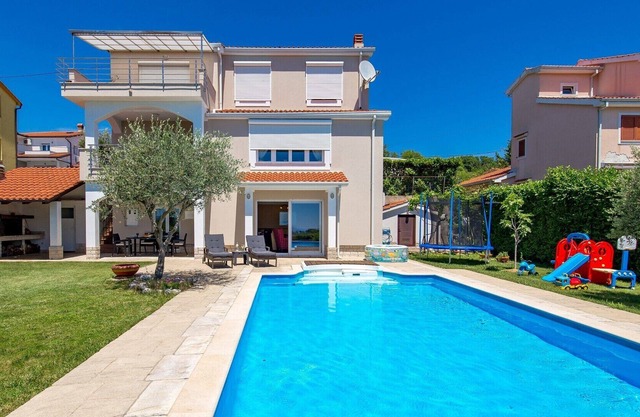 Charming Villa Petra with swimming pool