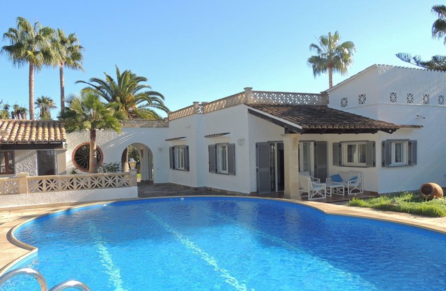 Charming villa with private pool and air conditioning, near the beach
