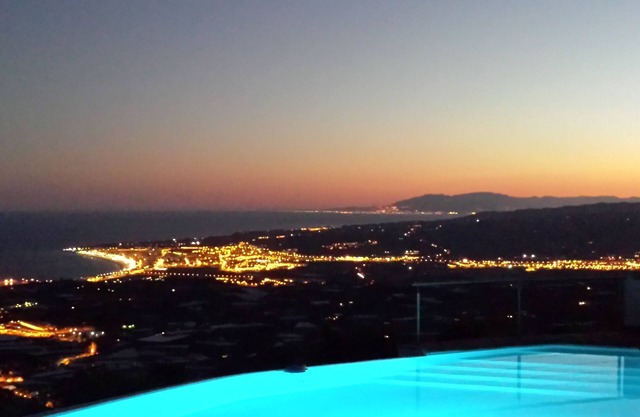 Charming villa with infinity pool and breathtaking views of the bay and mountains