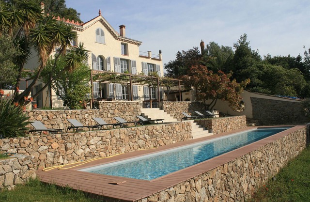Charming villa with sea view and heated swimming pool on the heights of GolfJuan