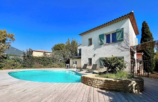 Charming villa with swimming pool in a quiet area close to the sea