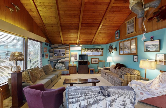 Charming Vintage House with Tranquil Garden - Just Two Blocks to the Beach
