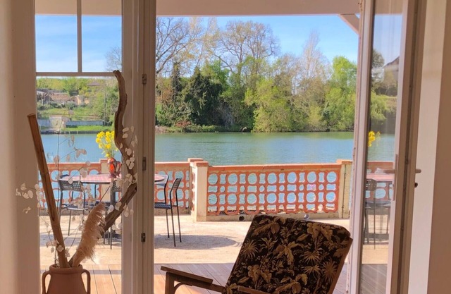 CHARMING WATERFRONT GITE WITH PRIVATE PONTOON, ROWBOAT AND CANOE