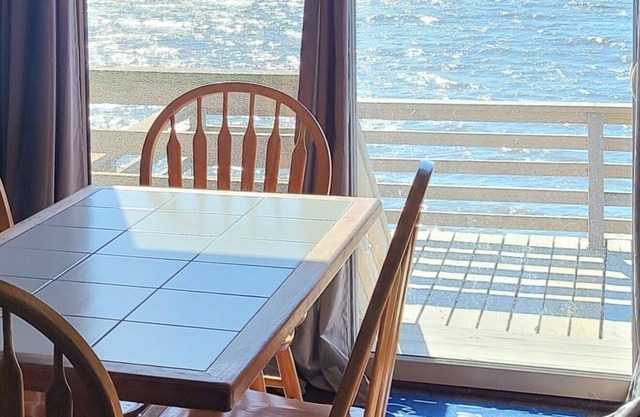 Charming Waterfront Cottage located ON the Bay! Fish, crab, relax 🎣🍹🌊