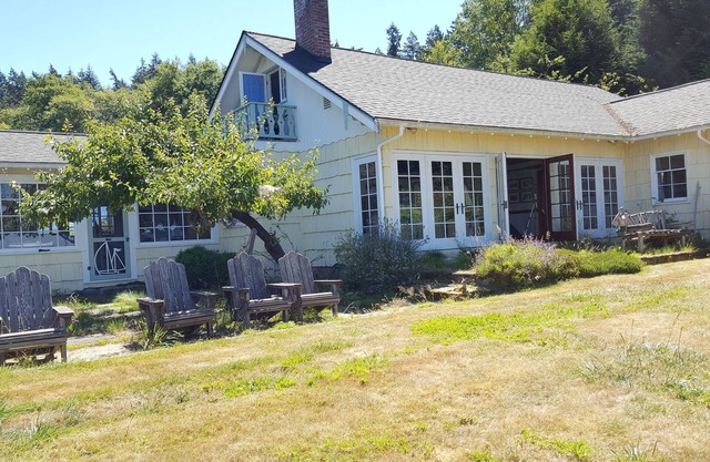 Charming west-facing beach house - sandy beach near Eastsound