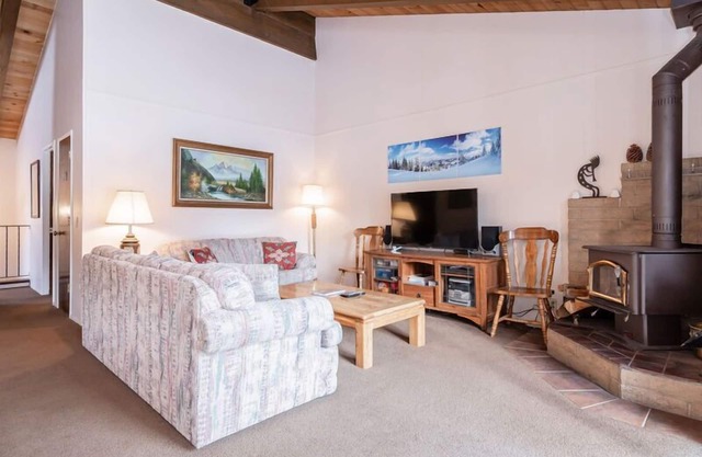 Chateau Blanc #13, 3 Bedroom 2 Bath Townhome, Sleeps 8, Close to Free Shuttle!
