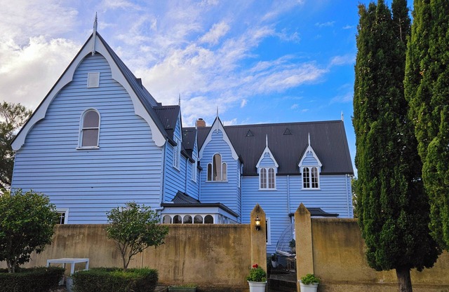 Chateau by the Bay! Storybook retreat 15 mins from Hobart, with cozy Dome Lounge