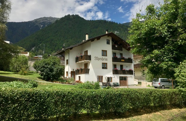 Chavalatsch vacation apartment with stunning views of the mountains