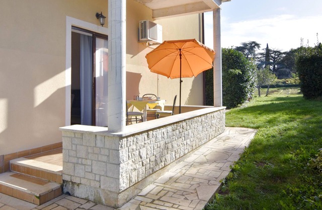 Cheap apartment Silva Savudrija terrace, Wi-Fi, close to the sea barbecue