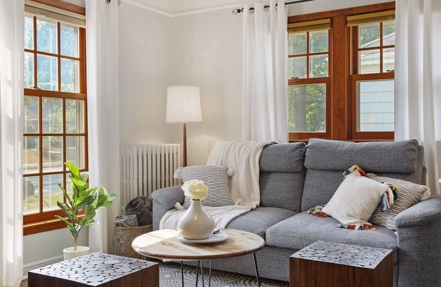 Cheerful 1 Bedroom Duplex. Sleeps 4. Spacious!