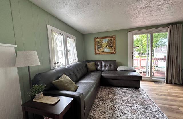 Cheerful 2nd Floor Unit w/balcony