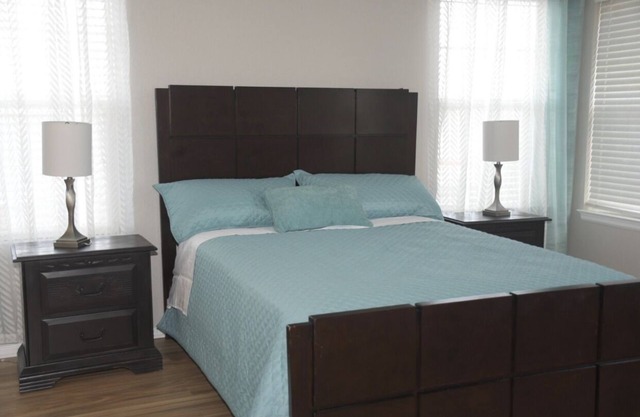 Cheerful 5 Bedroom Home with Free Parking