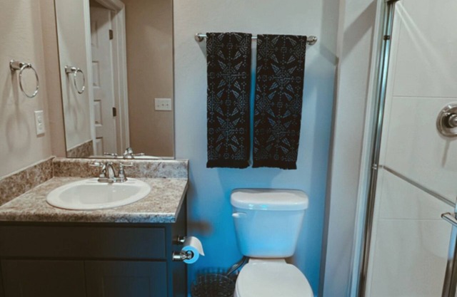 Cheerful and Clean 4 bdrm 2 bath Home - Sleeps 10