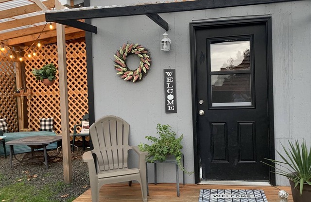 Cheerful, cozy TINY HOUSE, loft bedroom, walking distance to lake!