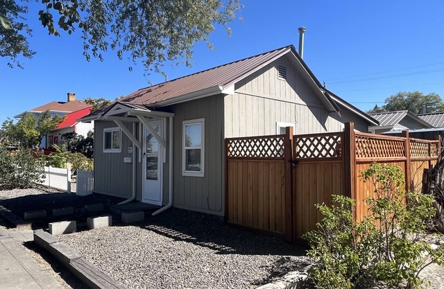 Cheerful historic Townsend Park bungalow in the heart of downtown!n