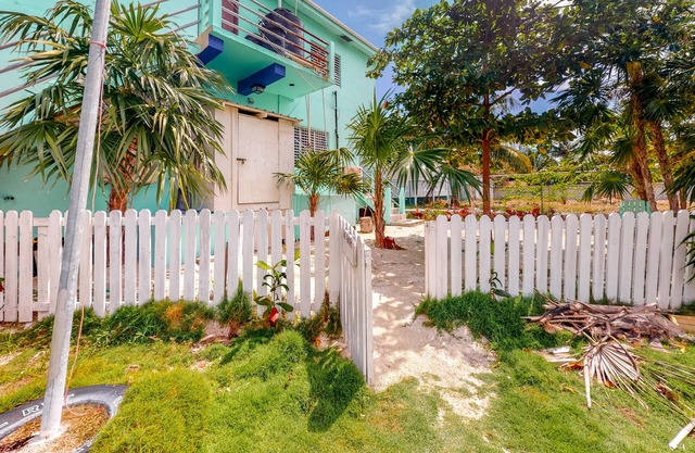 Cheerful, hotel-style studio w/WiFi, picnic table, partial AC & bikes to use
