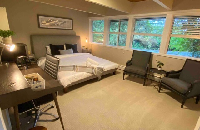 Cheerful master bedroom in Cedar Woods!