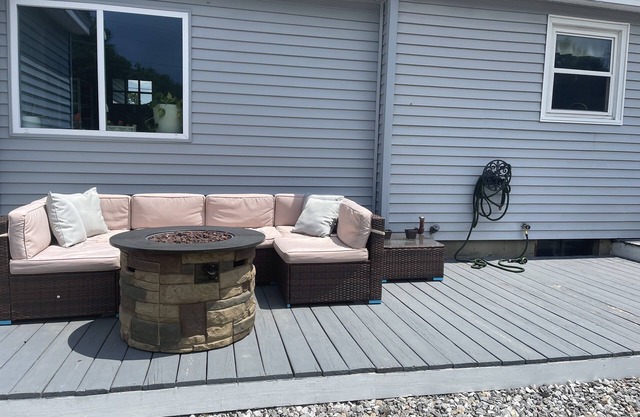 Cheerful PET FRIENDLY Home