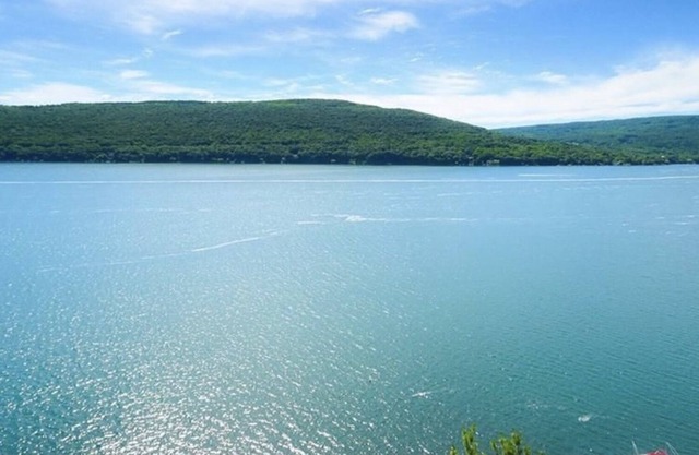 Cheery, comfortable, well-equipped lakefront condo with spectacular views!