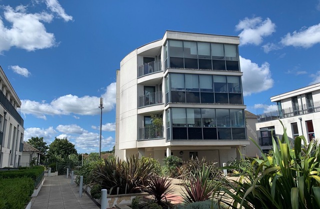 Chertsey - Beautiful Large 2 Bedroom Apartment Chertsey