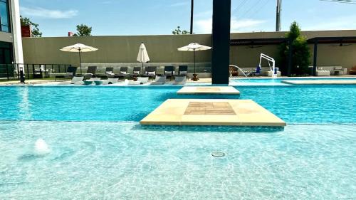 Chic 1 Bed Apt Pool And Fitness