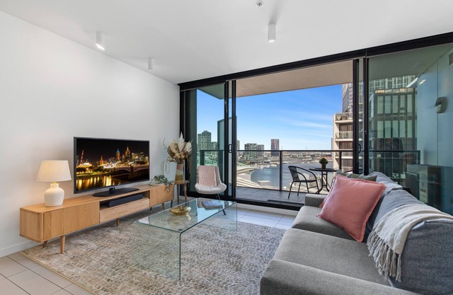 Chic 1-Bed with Harbour Views & Pool by Tram Line