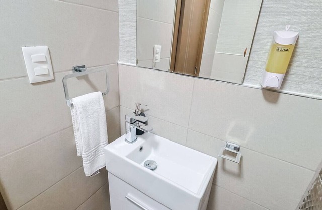 Chic 1BR Apt, Roof Top Pool,