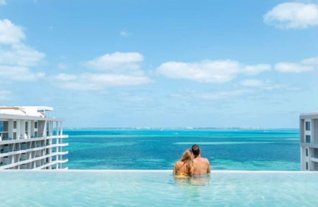 Chic 2-bedroom resort with AC, fitness room, WiFi in awesome Cancún